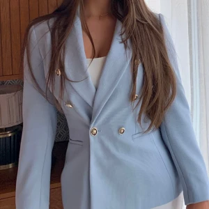 Zara blå kavaj - Blå kavaj från Zara M, som ny