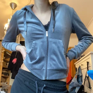 Grå mjuk Kofta - Lite kroppad, grå och väldigt mjuk kofta från Cubus i strl XS🤍 sitter så fint på och är bara för skön! Säljer för 100kr