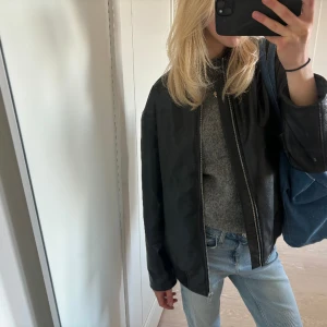 Bomberjacka  - Såå snygg bomberjacka i skinnimitation från h&m💕 sparsamt använd 