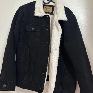 Jeans jacka - En svart jeans, använd två ggr endast, kommer aldrig till användning. Inga defekter, den är i storlek L men skulle säga att den passar M och L