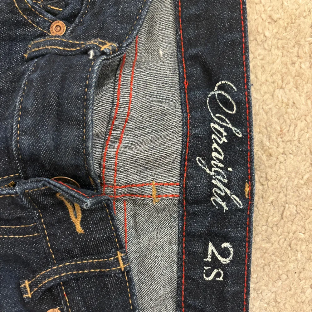 Snygga lågmidjade straight vintage Tommy Hilfiger jeans i mörkblå färg. Strl 34 ish. Pris går att diskutera. Jeans & Byxor.