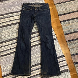 Lågmidjade bootcut jeans levis - Nypris: 800 kr men säljer för 400  Behöver rensa min garderob❤️ innerbenslängd 80 cm🫰