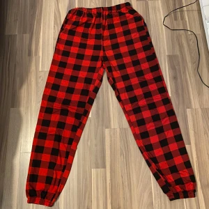 Röd rutiga pyjamas byxor - I mycket bra skick, luftiga, storlek S