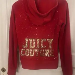 Säljer min skit fina juciy tröja som jag älskar men behlver tyvärr sälja pga att den är för liten, den är i väldigt bra skick! Det är en röd äkta juciy tröja med guldig text på ryggen!