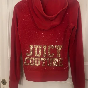 Juciy couture tröja! - Säljer min skit fina juciy tröja som jag älskar men behlver tyvärr sälja pga att den är för liten, den är i väldigt bra skick! Det är en röd äkta juciy tröja med guldig text på ryggen!