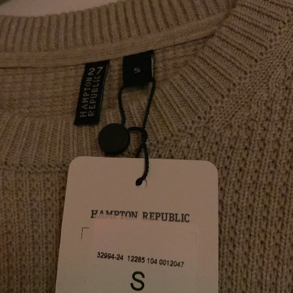 Säljer nu min Hampton republik sweatshirt för den är för lång för mig  7/10 ifrån mig på tröjan skriv om ni undrar nåt om tröjan . Tröjor & Koftor.