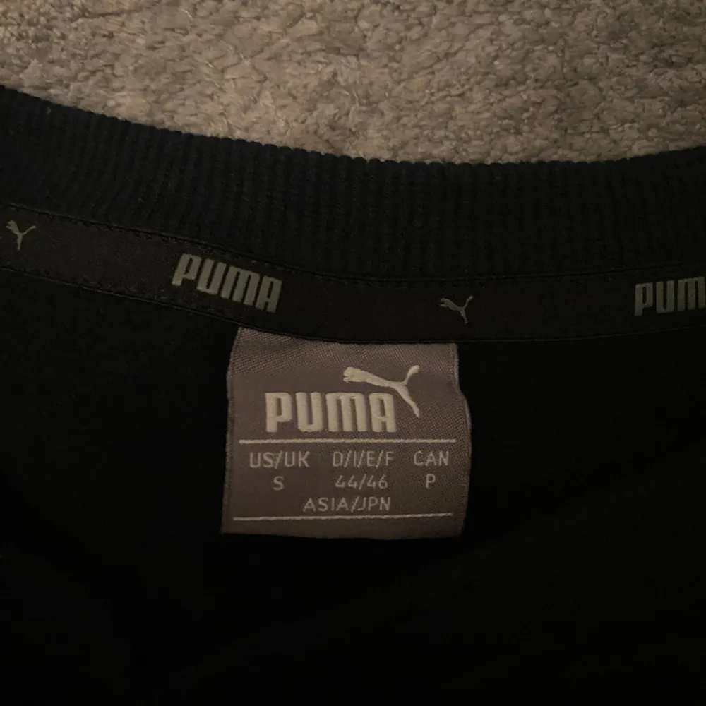 Säljer en svart Puma sweatshirt, inga defekter. Hoodies.