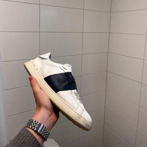 Valentino open - Riktigts schyssta valentino open i size 45 passar 46 riktigt bra skick men lite smuts som går o putsa bort😊 Box kort o påse medföljer