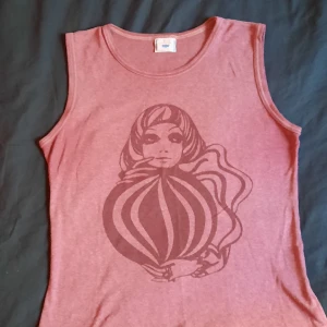 Rosa sleeveless tröja med tryck! - Rosa linne/sleevless med tryck på! Storlek L men funkar skitbra på S så skulle säga alla mellan dem:)