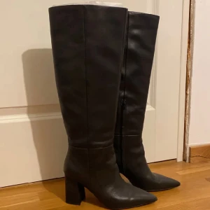 Stövlar med klack - Skinnstövlar köpta från nakd, använda en gång! Köpta för 1399kr. Köparen står för frakten