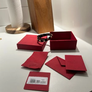 Valentino armband  - Säljer mitt super fina valentino armband i väldigt bra skick. Äktighetsbevis, extra nitar och box medföljer! 🥰