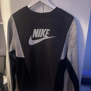 Tjena, säljer nu denna sweatshirt från Nike. Tröjan är i storlek S och är i bra skick. För fler bilder eller fundering är det bara att skicka ett dm👍🏼