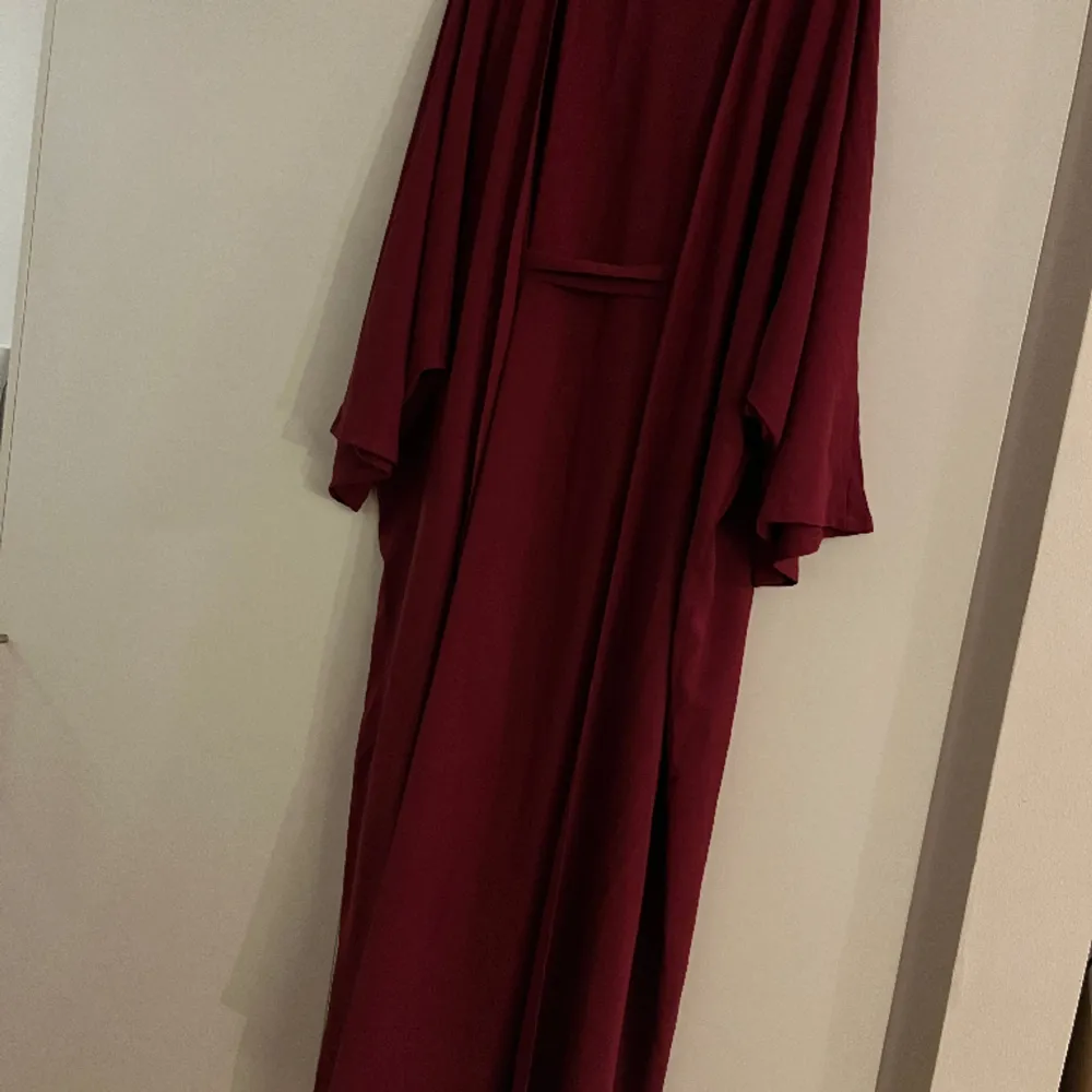 Fin abaya, aldrig använd.   Storlek M.  Oanvänd.  Kan skicka med gratis röd hijab om köparen önskar.  Nypris: 349:-  Mitt pris: 200:-. Klänningar.