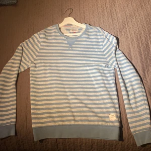 Hilfiger Randig - Min randiga Hilfiger tröja Fint sick Knappt använd  Pris kan diskuteras  Säljer den för använder den inte längre  Storleken är S men man får på sig den även om man är M Jag kan även mötas upp om man vill det.   