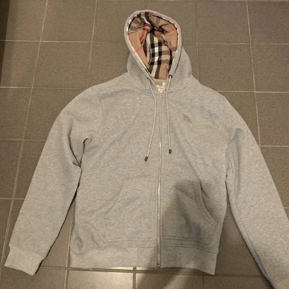 Säljer en nästan nu Burberry hoddie  Färg: Grå Storlek: S Märke: Burberry . Hoodies.