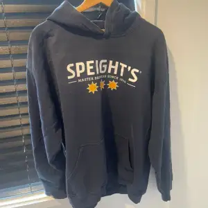 Blå Speights hoodie, sitter lite oversized. Köpt secondhand men är i bra skick och har knappt används an mig 