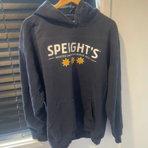 Speights hoodie - Blå Speights hoodie, sitter lite oversized. Köpt secondhand men är i bra skick och har knappt används an mig 