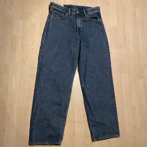 Säljer ett par snygga jeans i stl 32. De är relaxas fit. Inga hål eller skador, skick 10/10. Fraktas inom 48h📦📩 Kolla gärna in mina andra annonser🤩