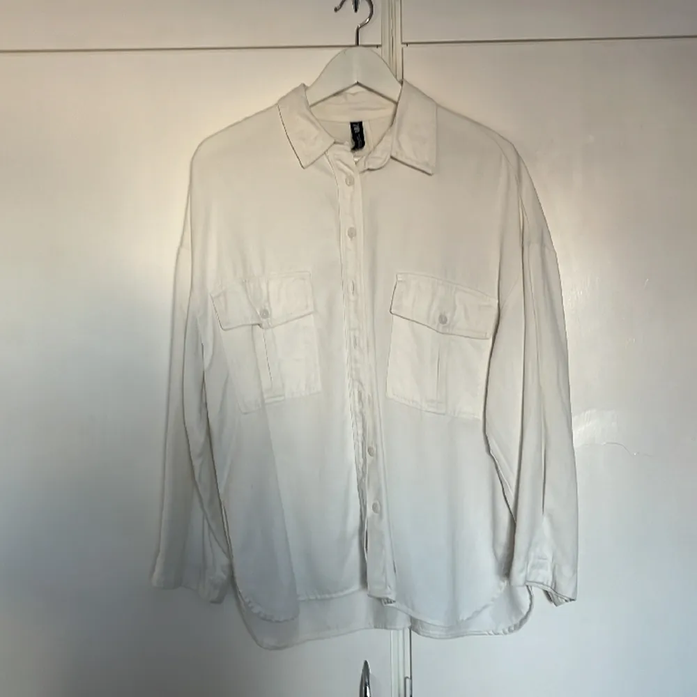 Vit oversized skjorta/jacka från Zara för 500 kr.. Skjortor.