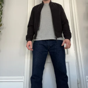 Bomber i mocka svart (S/M) - Bombarjacka från Uniqlo i mocka fits s-m