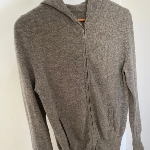 Kashmirtröja softgoat - Superfin kashmirtröja från softgoat! Lappen sitter löst och ett litet hål vid ärmen, därav priset💕💕