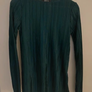 Blus - Mörkgrön blus från ginatricot Storlek s Nyskick