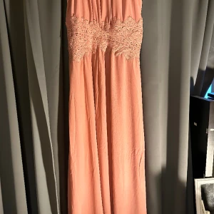 Klänning - Det är en klänning från vila använd en gång. Har ingen användning av den därför jag säljer den. Storlek: 36! Jag är 172 ish. Vid fler frågor så är det bara att kontakta mig. 