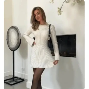 Stickad klänning - Den tiktok virala och super mysiga stickade klänningen! Helt oanvänd, endast testad. Säljer då den var lite för stor. Annars super bekväm, varm och figurnära. Köptes för 400kr.