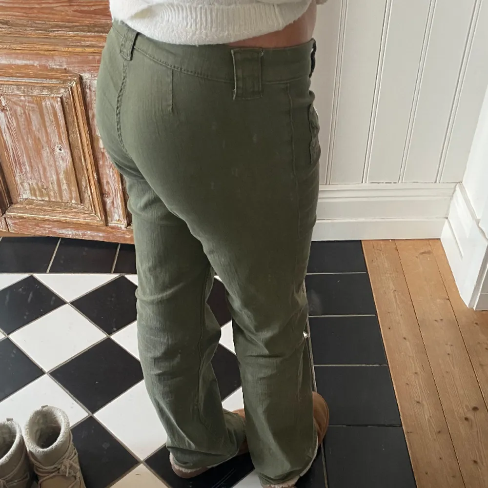 Supersnygga gröna jeans från hm! Jättebra skick, säljer för att de är lite stora för mig💓passar flera storlekar då dom är stretchiga! använd gärna köp nu knappen. Jeans & Byxor.
