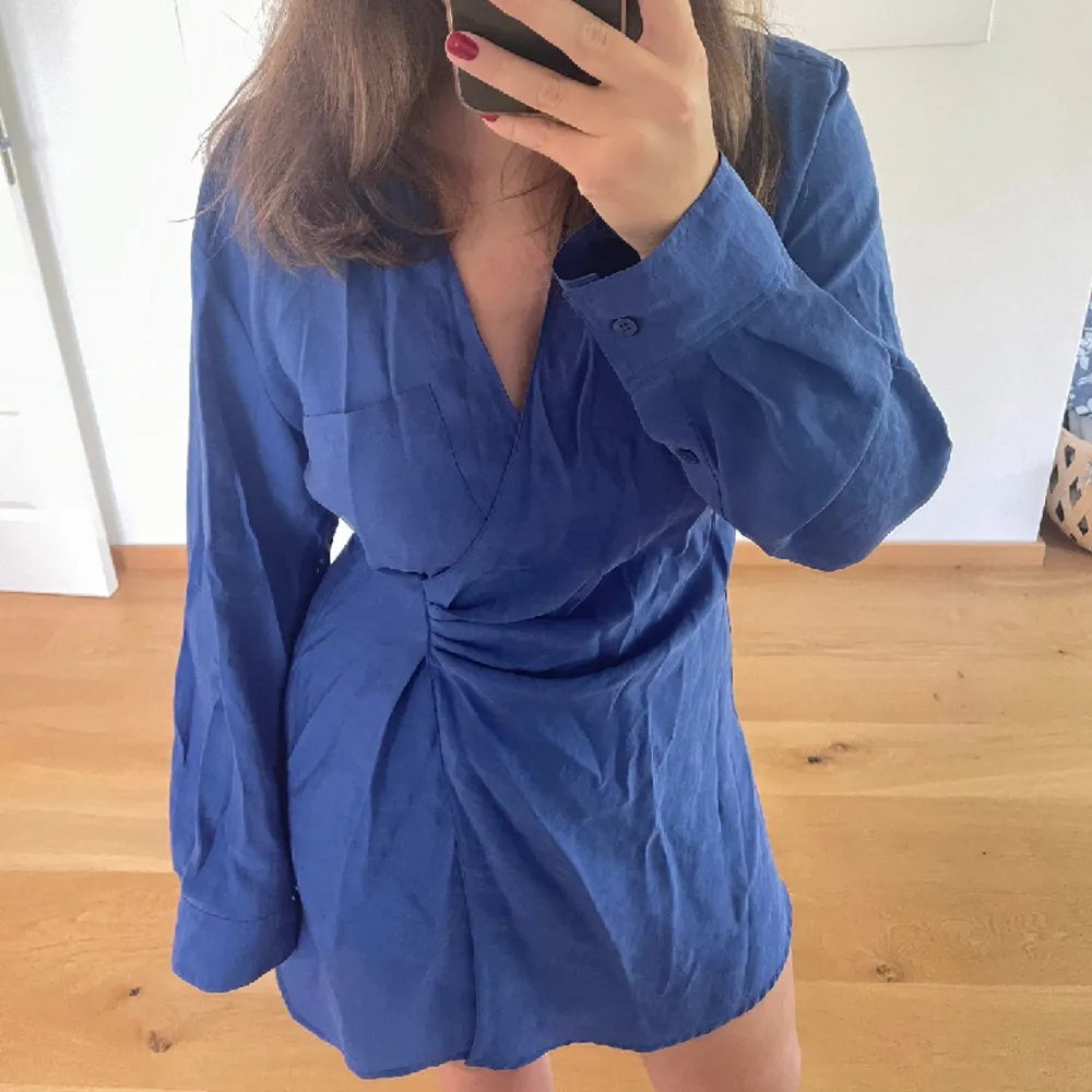 ALDRIG ANVÄND. Blå skjortklänning från Zara. Lappen sitter kvar. Köpt förra året för 399kr, säljer för 170kr. Linneliknande material 🥰. Klänningar.