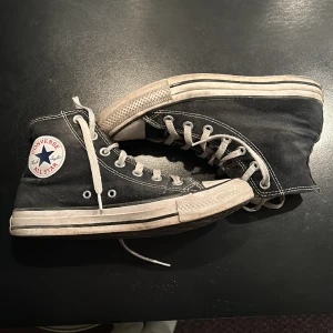 CONVERSE - Svarta converse som inte används längre💕 Dom är lite smutsiga men går säkert att få bort💞Bara att skriva om ni har några funderingar!