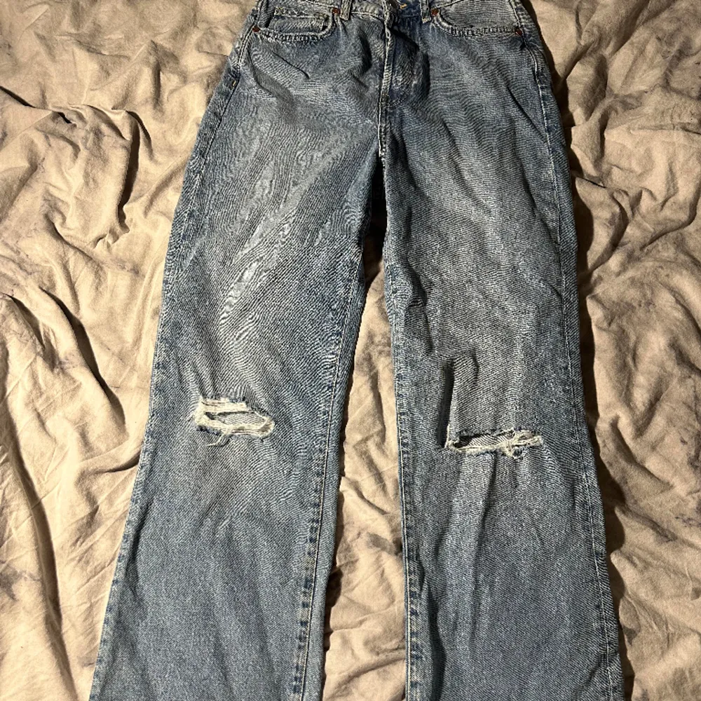Snygga jeans. Köpta för ett tag sen men typ aldrig använda. Säljer då jag inte använder dem.. Jeans & Byxor.