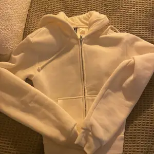 Jättefin helt oanvänd zip hoodie från hm, tyvärr inte använd för att den inte passar min stil längre men har kanske använt den 1 gång, så helt i nytt skick! 🤗