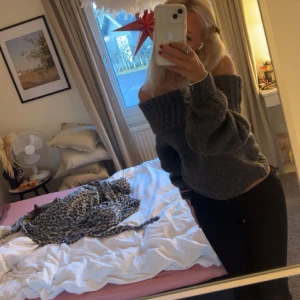 Tröja!! - Grå tröja som är offshoulder, använd endast fåtal gånger💞💞pris kan alltid diskuteras! 