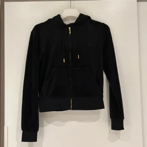Juicy Couture - Svart sammets hoodie från Juicy couture. Använd men i mycket bra skick. Storleken är S men den är liten i storleken. FRAKT TILLKOMMER!  Skickar ENDAST med postens blåa påsar.