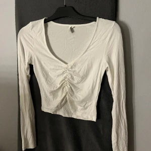 Fin lång ärmard topp🤍 - Vit topp från Nelly men snygg detalj i mitten🤍 I nytt skick! 