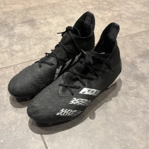 Adidas Predator - Adidas Predator fotbollsskor storlek 42, använda i 3 månader så lite slitage finns men är fortfarande sköna och man sparkar bollen jätte långt med dem😎 nypris va 1300 mitt pris 300 skriv om du har frågor 