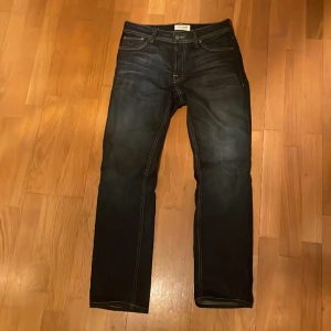 Jack and Jones jeans - Säljer mina blåa Jack and Jones jeans eftersom att jag köpte ett par andra jeans billigt. Storleken är 28/30 och byxorna är Max använda 5 gånger! Pris kan diskuteras vid snabb affär.
