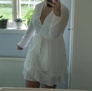 Sommarklänning  - Superfin sommarklänning köpt på NELLY använd endast fåtal gånger (konfirmation) köpt för 399:- skriv privat för fler bilder! 💕