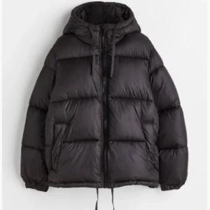 Svart jacka hm - Säljer denna slutsålda jacka från hm! Endast använd förra vintern, men är som nyskick! Snörena längst ner gick sönder, men den går att använda som vanligt ändå! Skriv privat för fler frågor eller bilder!💞