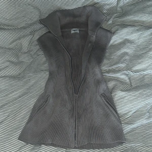 Filippa K väst - Säljer denna populära vintage väst från Filippa K. Perfekt att bära över en skjorta för ett extra exklusivt intryck. SUPER SNYGG🌟😩