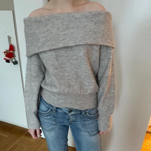 Off shoulder  - Säljer denna superfina och populärara off shoulder tröjan då den inte kommer till användning
