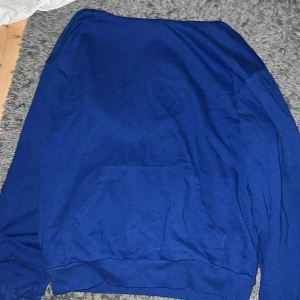 blå hoodie - i nyskick, tryck ej på köp nu💞