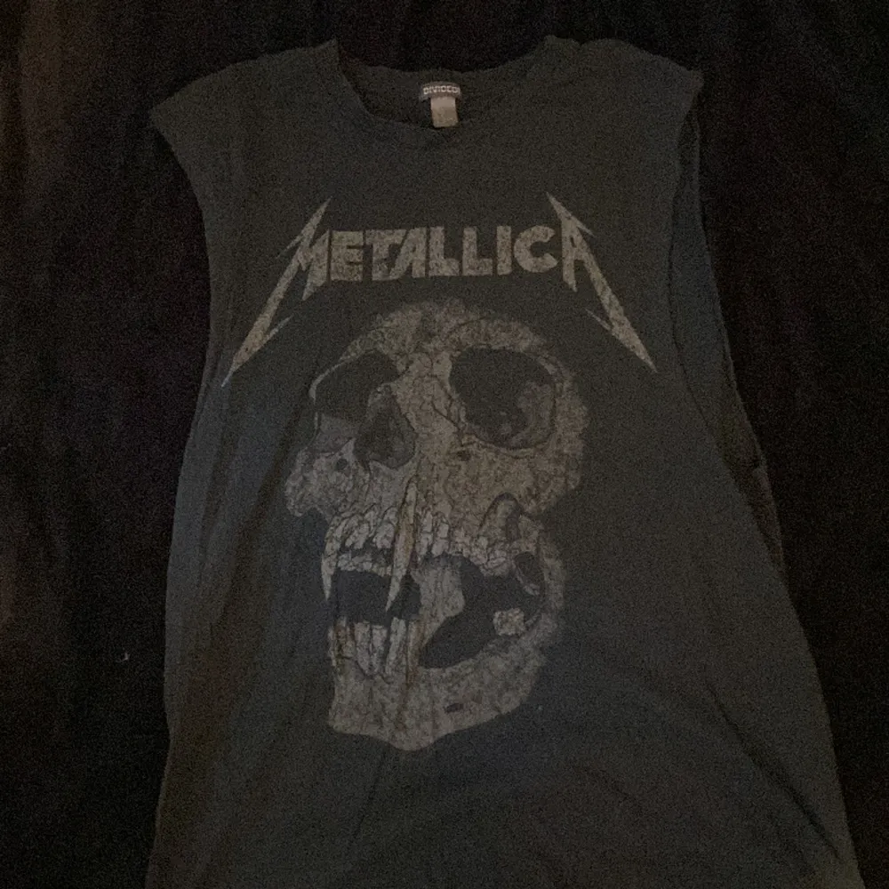 Oversized Metallica merch köpt ca 2021, i bra skick förutom runt halsen där det är lite slitet. ”Öppen” i ärmarna/armhålorna🖤. T-shirts.