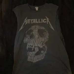 Oversized Metallica merch köpt ca 2021, i bra skick förutom runt halsen där det är lite slitet. ”Öppen” i ärmarna/armhålorna🖤