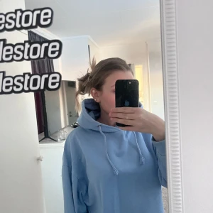 Hoodie - Blå hoodie i storlek M men är mer som en S, använd fåtal gånger och där av inga skavanker! 100kr💗