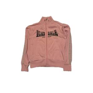 Rosa Lonsdale zip up med silver detaljer 