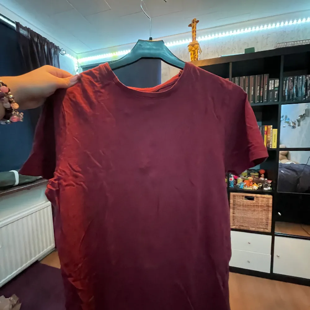 Vinröd tshirt utan tryck, använd fåtal gånger❤️  Tvätt: ingen lapp, gissar 40 grader Material: ingen lapp, gissar 100%bomull. T-shirts.
