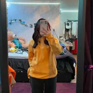Lite oversized gul hoodie med luva och snören💛  Tvätt: 40 grader  Material: 85% bomull 15% polyester 