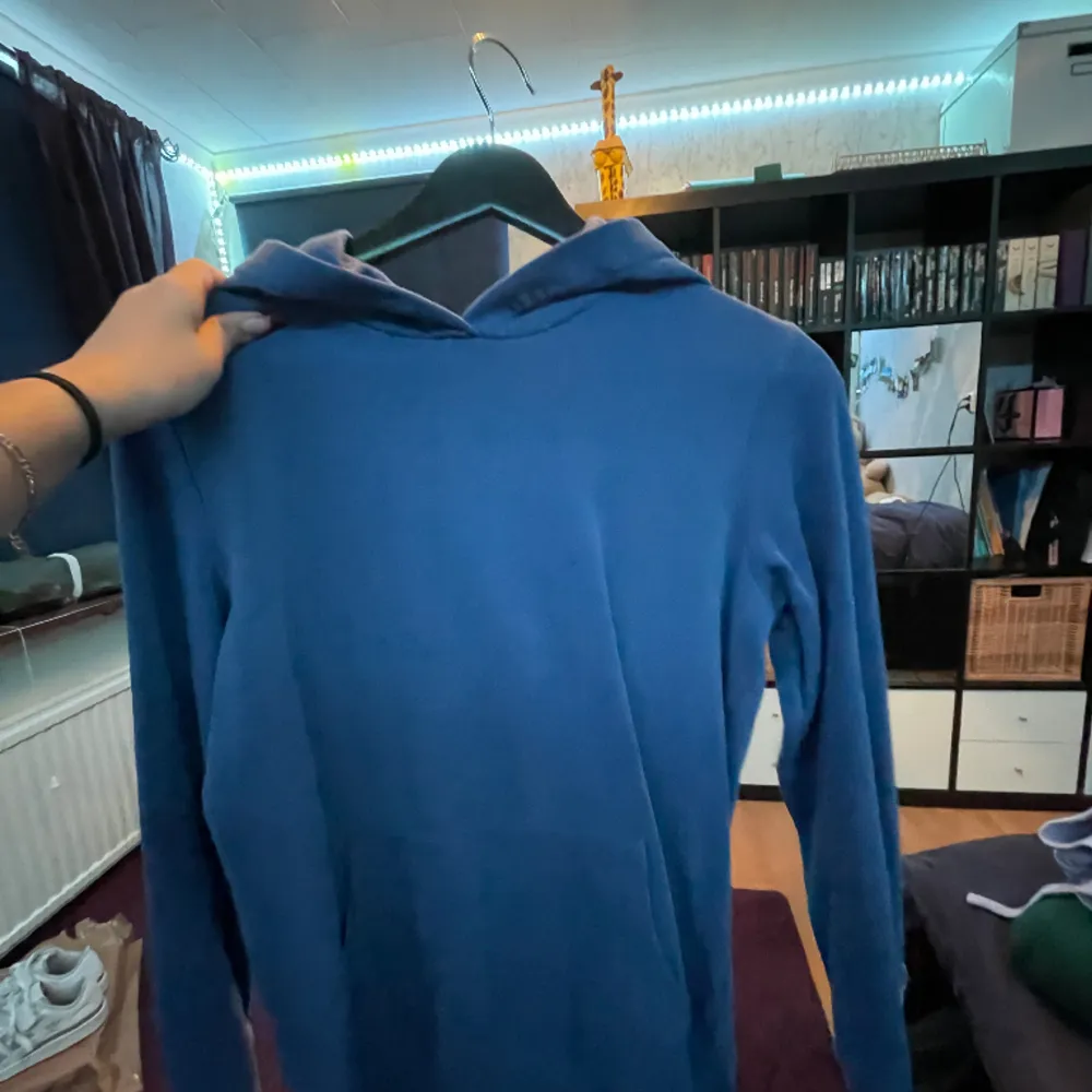 Fin blå hoodie med luva, aldrig använd💙   Tvätt: 40 grader  Material: 85% bomull 15% polyester . Hoodies.